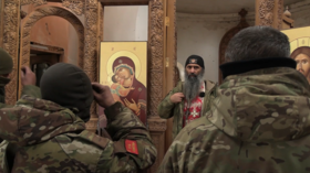 Russian soldiers pray at church damaged by Ukrainian troops – MOD (VIDEO)